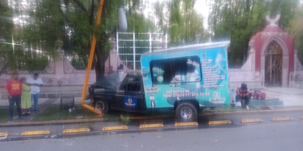 Conductor se impacta contra árbol en la Alameda El Clarinete