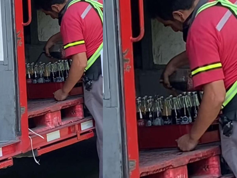 Captan A Trabajador De Coca Cola Rellenando Botellas Sucias El Clarinete