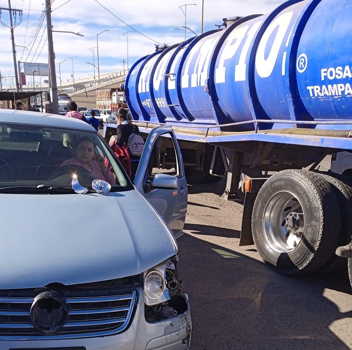 Chocan tráiler y auto compacto en Aguascalientes El Clarinete