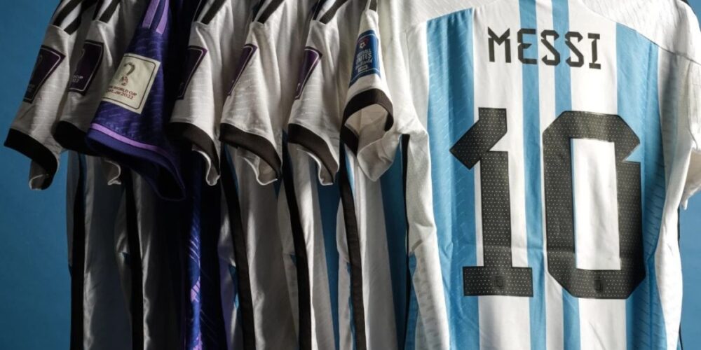 Subastan 6 camisas de Lionel Messi por 7 8 millones de dólares El