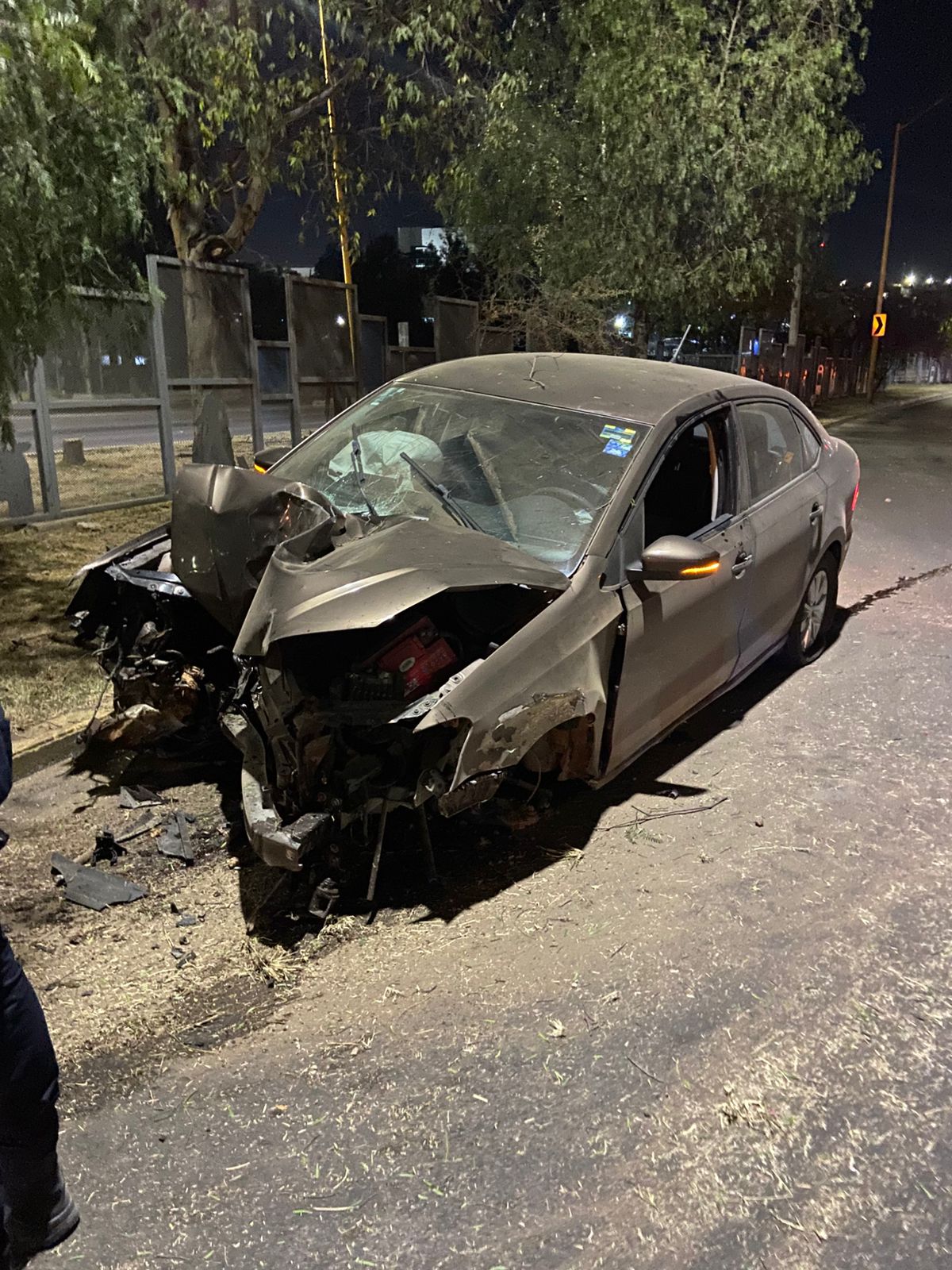 Pierde el control del volante y se estrella contra un poste - El Clarinete