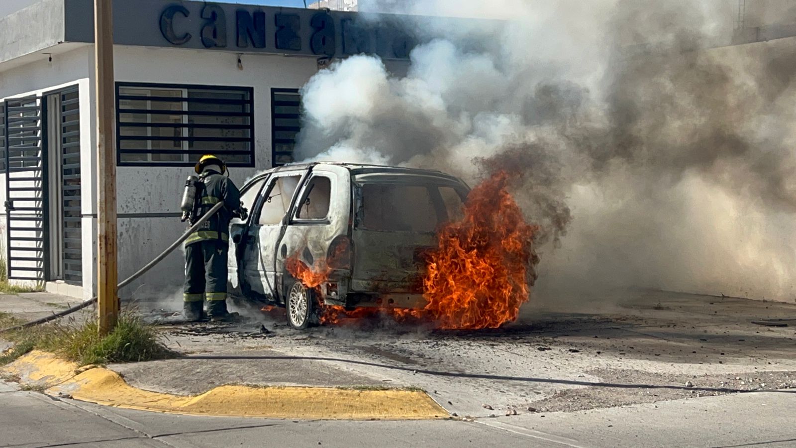 Se incendia camioneta en Villas de la Cantera; bomberos evitan ...