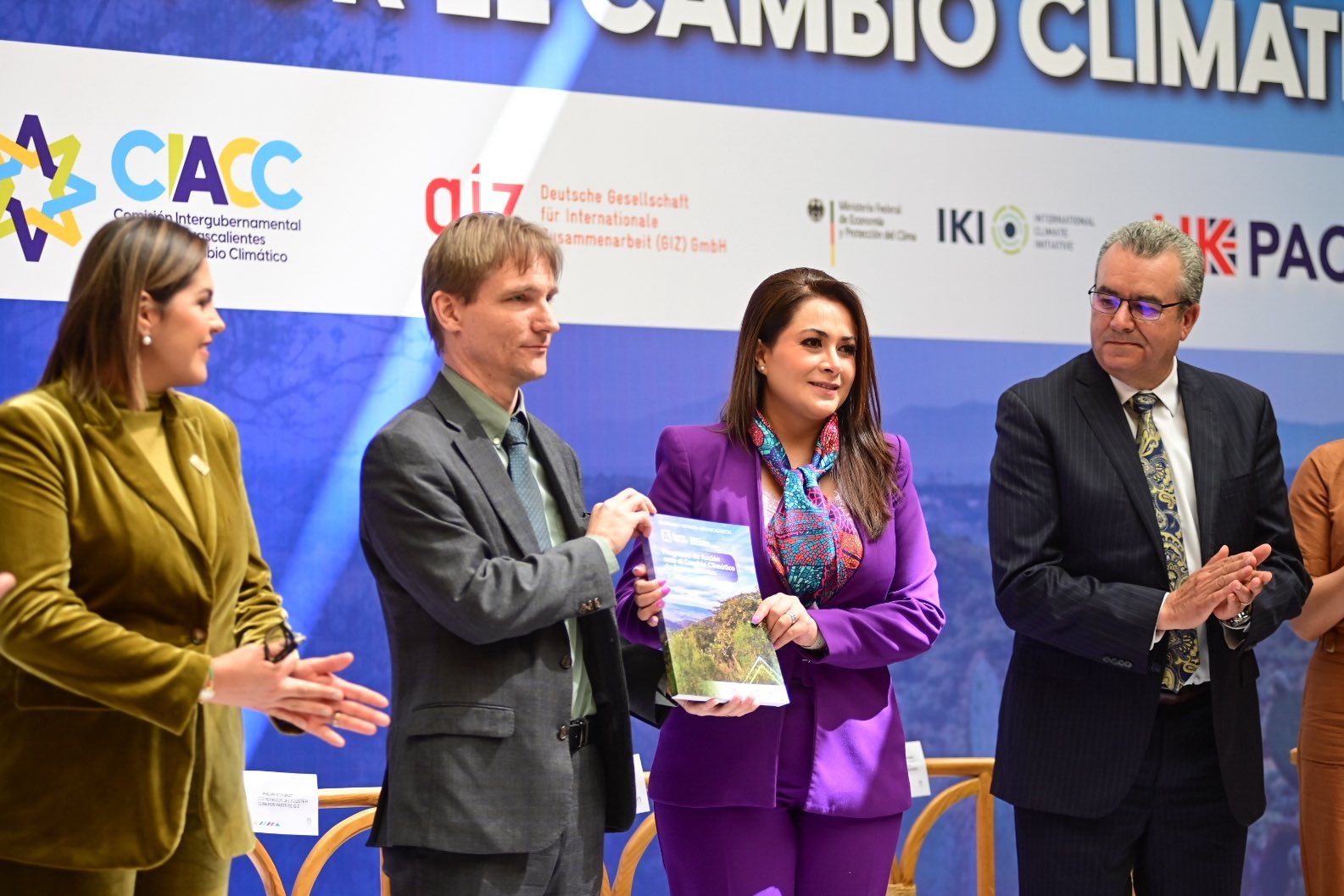Recibe Tere Jiménez el Programa Estatal de Acción ante el Cambio ...